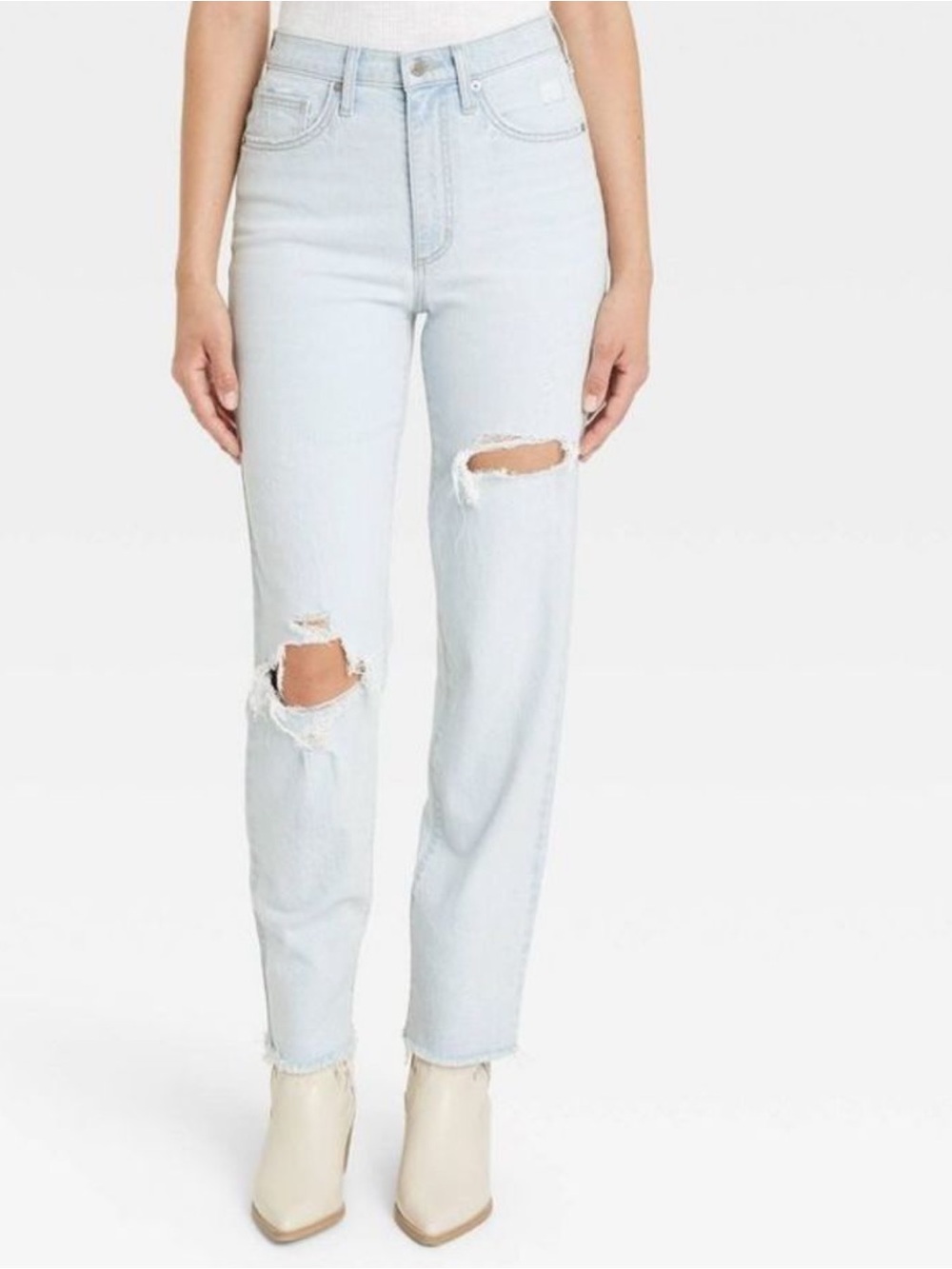 Universal Thread NWT 4 short 90’s straight highrise Distressed light denim Jean
